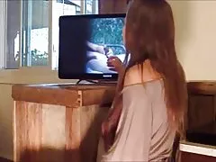 Žena ráda hledám na internetu