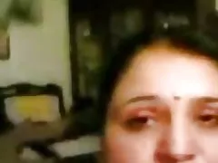 Priya tetička ukazuje její aktiva