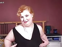Velký amatérský babička s oblíbenou hračkou Černá