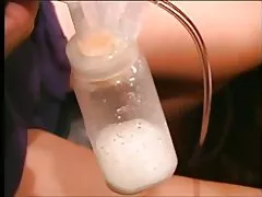 Sexy dlouhé vlasy latina zdvojeného čerpadla mléko z její oteklé prsy