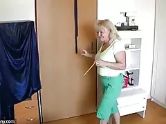Oldnanny baculaté zralé s starých dospělých hraje s kočička